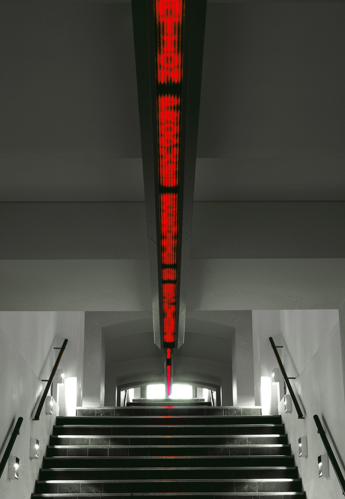 Jenny Holzer, *1950, Installation for the Hamburger Kunsthalle (Ceiling Snake), 1996, 160 min, LED-Leuchtschriftband mit roten Dioden, Elektronik, Metall,  © Jenny Holzer / Hamburger Kunsthalle, Foto Elke Walford