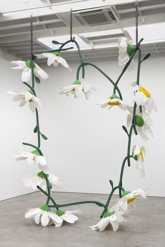 Kathleen Ryan (*1984), Daisy Chain, 2021, 388,6 x 325,1 x 121,9 cm © Kathleen Ryan. Courtesy the artist and Karma, Foto: Lance Brewer