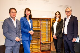 Alexander Klar, Annabelle Görgen-Lammers, Dorit und Alexander Otto (v.l.n.r.) mit einem historischen Münzschrank © Hamburger Kunsthalle Foto: Romanus Fuhrmann