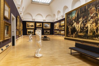 Raumansicht Makart-Saal mit dem Werk Der Einzug Karls der V. in Antwerpen, 1878, von Hans Makart (1840–1884), rechts  © Hamburger Kunsthalle / bpk Foto: Fred Dott