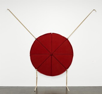 Franz Erhard Walther, Rote Scheibe Mit vier Bändern, 1963, Hamburger Kunsthalle, © Hamburger Kunsthalle / bpk © VG Bild-Kunst, Bonn 2025 Foto: Elke Walford Franz Erhard Walther, Rote Scheibe Mit vier Bändern, 1963, Hamburger Kunsthalle, © Hamburger Kunsthalle / bpk © VG Bild-Kunst, Bonn 2025 Foto: Elke Walford