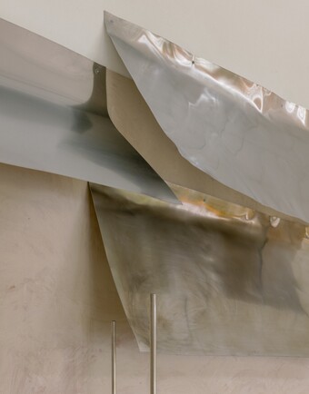 Thea Djordjadze (*1971), Installationsansicht EDI HILA | THEA DJORDJADZE, Hamburger Kunsthalle, Hamburg, 2025, © Thea Djordjadze / VG Bild-Kunst, Bonn 2025, Foto: Simon Menges