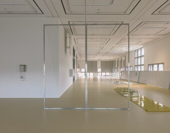 Thea Djordjadze (*1971), Installationsansicht EDI HILA | THEA DJORDJADZE, Hamburger Kunsthalle, Hamburg, 2025, © Thea Djordjadze / VG Bild-Kunst, Bonn 2025, Foto: Simon Menges