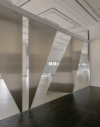 Thea Djordjadze (*1971), Installationsansicht EDI HILA | THEA DJORDJADZE, Hamburger Kunsthalle, Hamburg, 2025, © Thea Djordjadze / VG Bild-Kunst, Bonn 2025, Foto: Simon Menges
