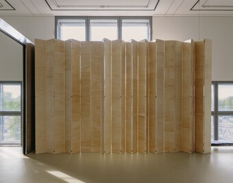 Thea Djordjadze (*1971), Installationsansicht EDI HILA | THEA DJORDJADZE, Hamburger Kunsthalle, Hamburg, 2025, © Thea Djordjadze / VG Bild-Kunst, Bonn 2025, Foto: Simon Menges