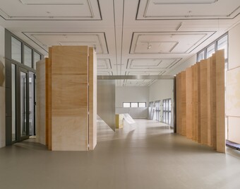 Thea Djordjadze (*1971), Installationsansicht EDI HILA | THEA DJORDJADZE, Hamburger Kunsthalle, Hamburg, 2025, © Thea Djordjadze / VG Bild-Kunst, Bonn 2025, Foto: Simon Menges