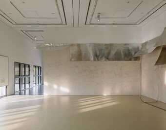 Thea Djordjadze (*1971), Installationsansicht EDI HILA | THEA DJORDJADZE, Hamburger Kunsthalle, Hamburg, 2025, © Thea Djordjadze / VG Bild-Kunst, Bonn 2025, Foto: Simon Menges