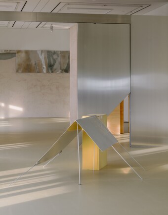 Thea Djordjadze (*1971), Installationsansicht EDI HILA | THEA DJORDJADZE, Hamburger Kunsthalle, Hamburg, 2025, © Thea Djordjadze / VG Bild-Kunst, Bonn 2025, Foto: Simon Menges