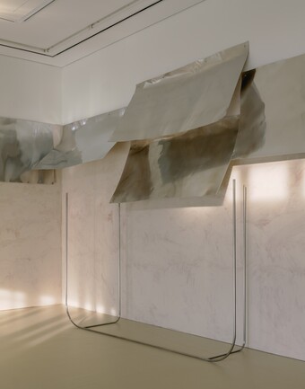 Thea Djordjadze (*1971), Installationsansicht EDI HILA | THEA DJORDJADZE, Hamburger Kunsthalle, Hamburg, 2025, © Thea Djordjadze / VG Bild-Kunst, Bonn 2025, Foto: Simon Menges