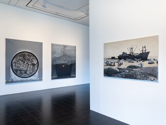 Edi Hila (*1944), Ausstellungsansicht EDI HILA | THEA DJORDJADZE, Hamburger Kunsthalle, Hamburg, 2025, Foto: Fred Dott