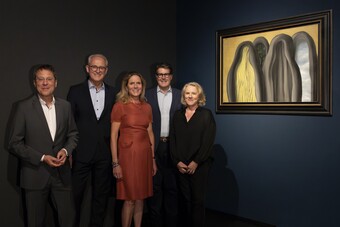 Gruppenbild vor dem Gemälde Le Palais de Rideaux