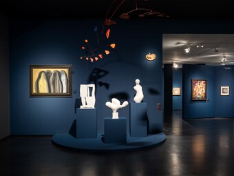 Installationsansicht der Ausstellung RENDEZVOUS DER TRÄUME. Surrealismus und deutsche Romantik, 13. Juni bis 12. Oktober 2025, Foto: Fred Dott