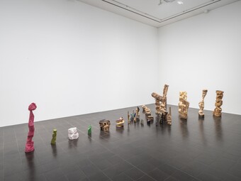 A. R. Penck (1939–2017) 35 Skulpturen, »Mit roter Axt gegen Holz! Modell für Strategie!!«, 1979 (Ausschnitt) Hamburger Kunsthalle. Schenkung von Susanne & Michael Liebelt 2025 © Hamburger Kunsthalle / bpk © VG Bild-Kunst, Bonn 2025 Foto: Fred Dott A. R. Penck (1939–2017) 35 Skulpturen, »Mit roter Axt gegen Holz! Modell für Strategie!!«, 1979 (Ausschnitt) Hamburger Kunsthalle. Schenkung von Susanne & Michael Liebelt 2025 © Hamburger Kunsthalle / bpk © VG Bild-Kunst, Bonn 2025 Foto: Fred Dott