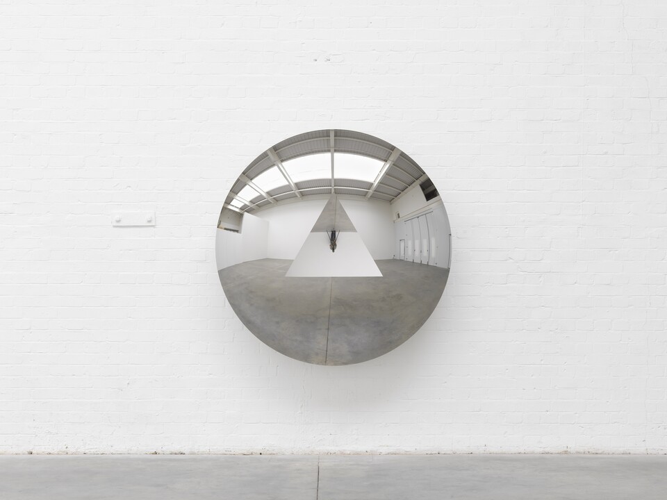Anish Kapoor (*1954) Concave Convex Mirror (Triangle), 2019, © Anish Kapoor; Courtesy Lisson Gallery. Photography by Dave Morgan. Anish Kapoor (*1954) Concave Convex Mirror (Triangle), 2019, © Anish Kapoor; Courtesy Lisson Gallery. Photography by Dave Morgan.