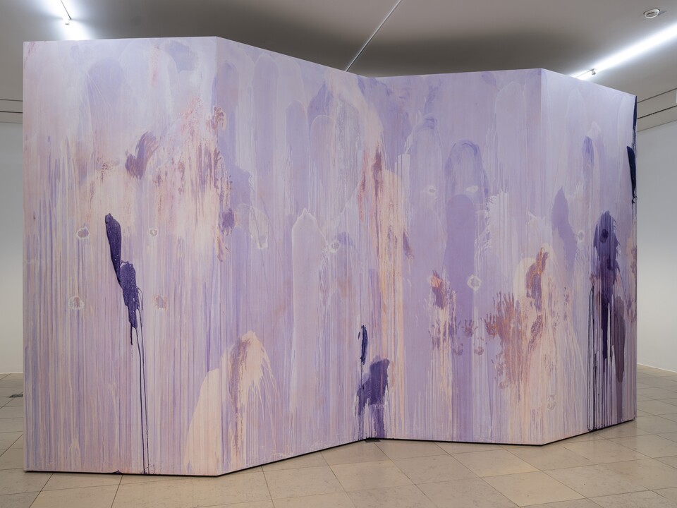 Thu-Van Tran (*1979), Pénétrable, 2024, Koproduktion der Künstlerin und der Hamburger Kunsthalle, Courtesy the artist and Galerie Rüdiger Schöttle  © VG Bild-Kunst, Bonn 2024 Foto: Christoph Irrgang Thu-Van Tran (*1979), Pénétrable, 2024 Kautschuk, Pigment, 315 x 540 x 75 cm Koproduktion der Künstlerin und der Hamburger Kunsthalle, Courtesy the artist and Galerie Rüdiger Schöttle  © VG Bild-Kunst, Bonn 2024 Foto: Christoph Irrgang