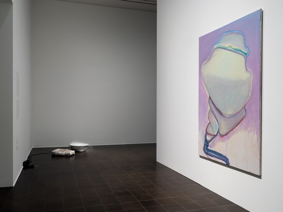 Ausstellungsansicht ISA MONA LISA, links: Nina Canell (*1979), Perpetuum Mobile (40 kg), rechts: Maria Lassnig (1919-2014), Mittwoch, 1988, beide © VG Bild-Kunst, Bonn 2025, Foto: Fred Dott
