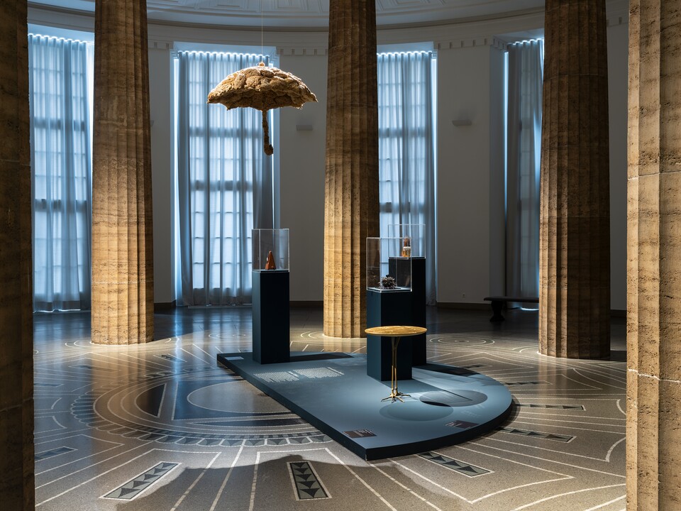 Installationsansicht »Rendezvous der Träume. Surrealismus und deutsche Romantik«, Hamburger Kunsthalle 2025, Foto: Fred Dott