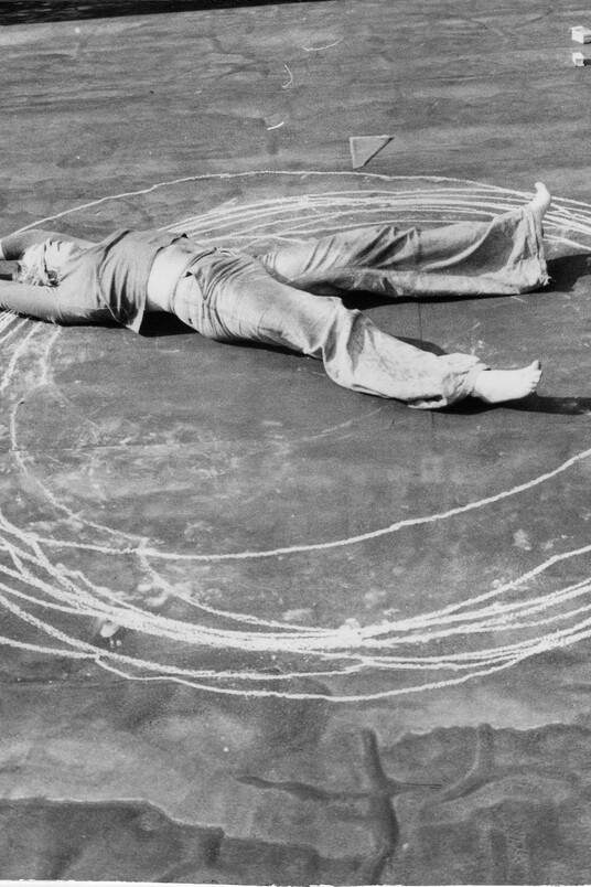 Hilka Nordhausen, Ohne Titel (Kreidekreis), Detail aus der Fotosequenz, 1974, © ARCHIV Hilka Nordhausen