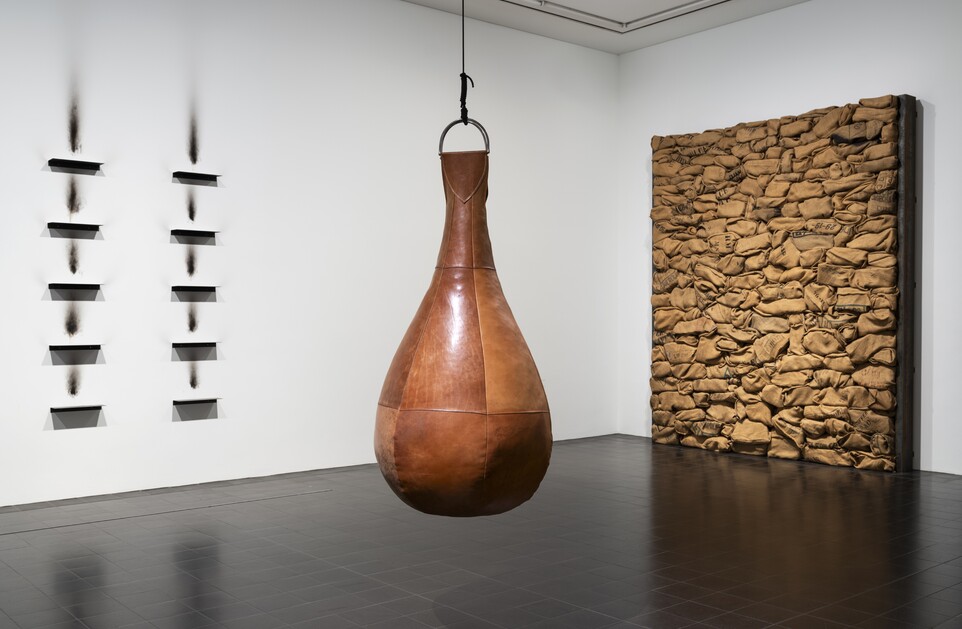 Ausstellungsansicht: Demolition Ball / Cassius Clay, 2011, von Alexandra Bircken (*1967) [mittig] und Werke von Jannis Kounellis (1936–2017), jeweils Ohne Titel, © Beide: VG Bild-Kunst, Bonn 2024, Foto: Fred Dott