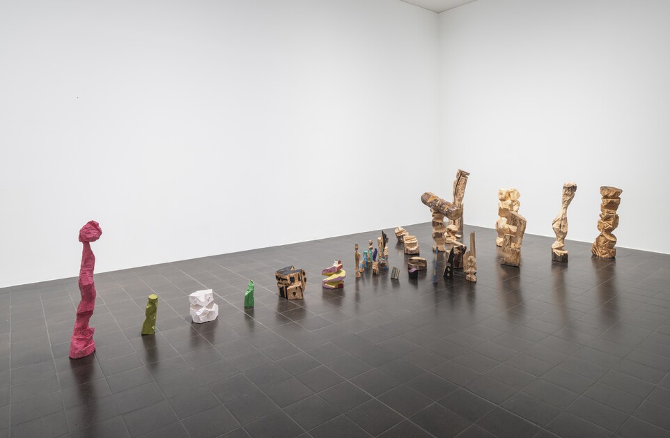 A. R. Penck (1939–2017)  35 Skulpturen, »Mit roter Axt gegen Holz! Modell für Strategie!!«, 1979, Hamburger Kunsthalle. Schenkung von Susanne & Michael Liebelt 2025 © Hamburger Kunsthalle / bpk © VG Bild-Kunst, Bonn 2025 Foto: Fred Dott