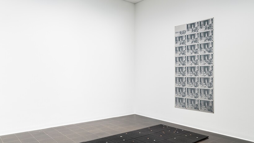 Installationsansicht »Isa Mona Lisa«, Hamburger Kunsthalle, 2025, mit Werken von Sung Tieu, Foto: Fred Dott